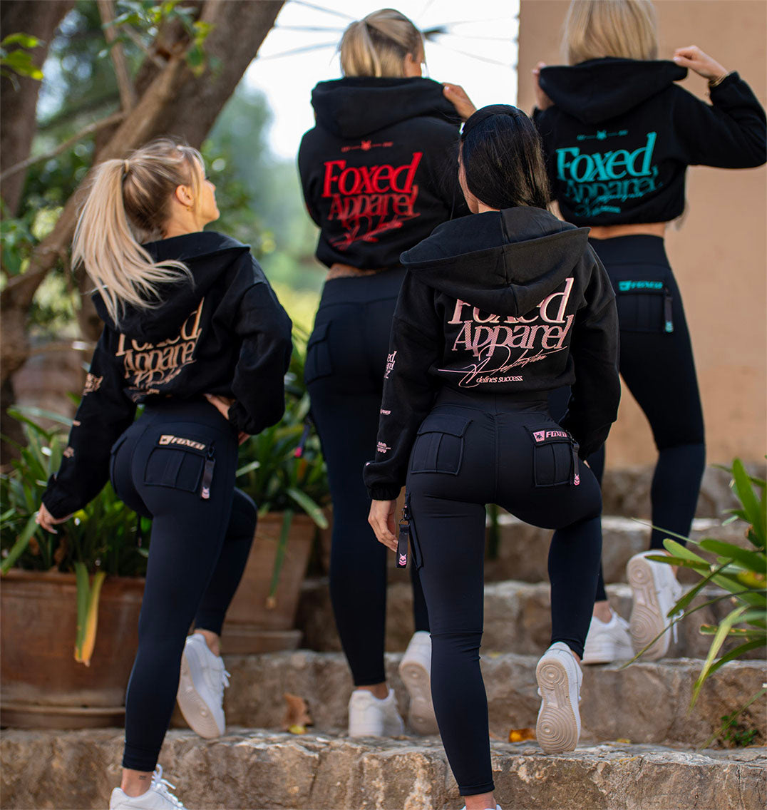 Vier Personen in Foxed-Hoodies auf einer Treppe, von hinten fotografiert.
